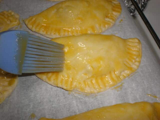 Untar las truchas con la yema