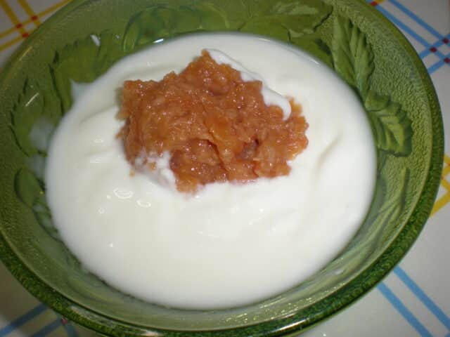 Yogur y mermelada