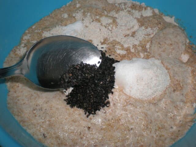 Echar el azúcar y el sésamo negro Echar el azúcar y el sésamo negro