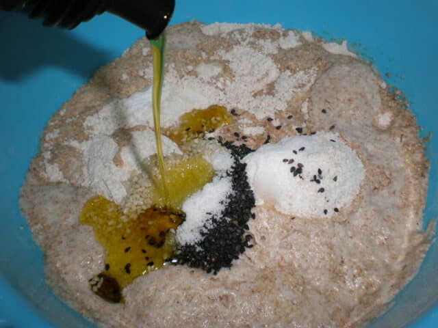 Echar la sal y el aceite Echar la sal y el aceite