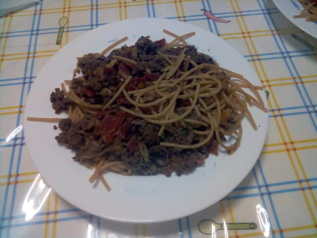 Espaguetis con ternera y serrano