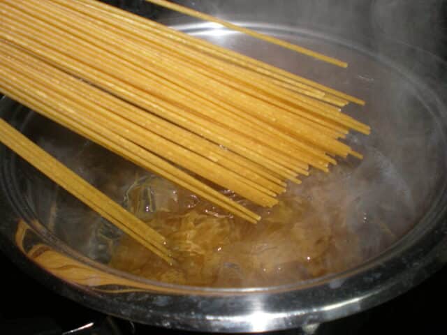 Meter la pasta en la cazuela