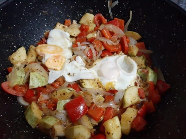 Sofritada de verdura con huevos