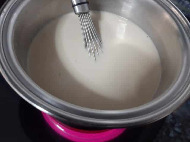 Hervir la leche con la panela Hervir la leche con la panela