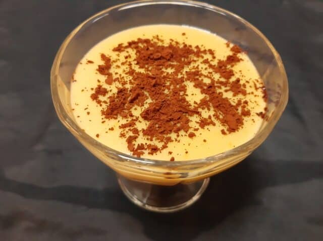 Natillas de vainilla con cacao negro en polvo Natillas de vainilla con cacao negro en polvo