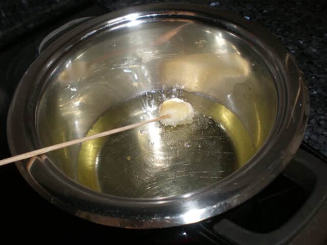 Freír las perlas de mozzarella 