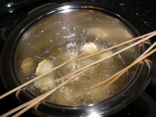 Freír las perlas de mozzarella 