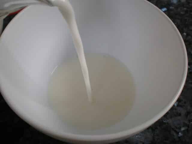 Echar leche en bol