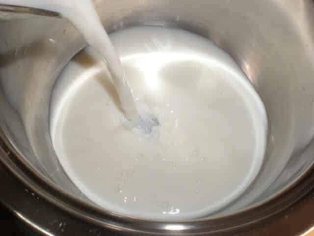 Echar leche en cazuela
