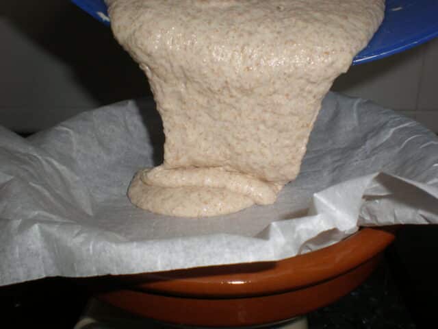 Poner l masa en las cazuelillas