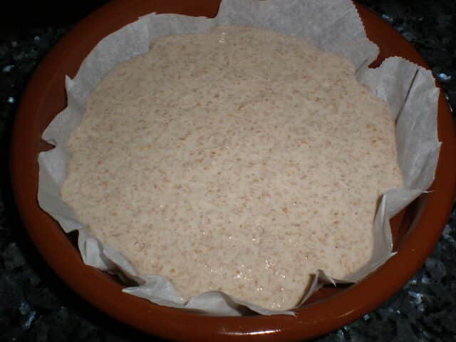 Poner l masa en las cazuelillas