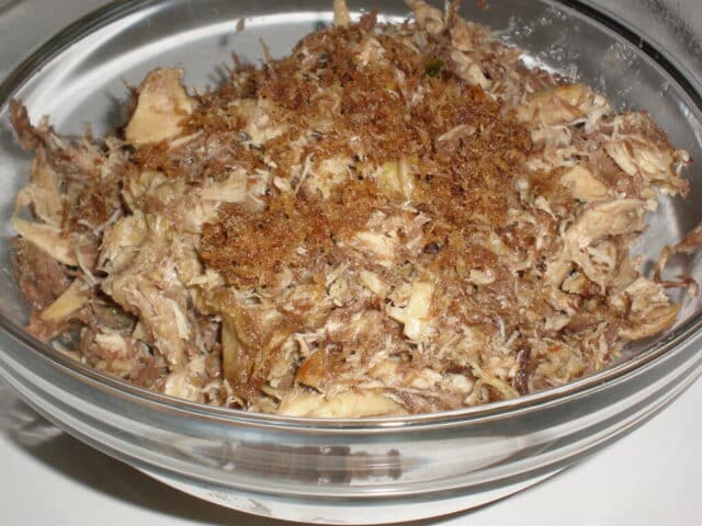 Carne de caldo desmigada y frita