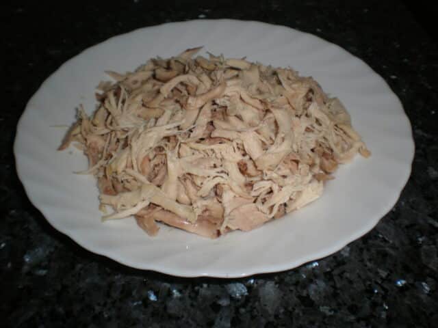 Muslos de pollo desmigados