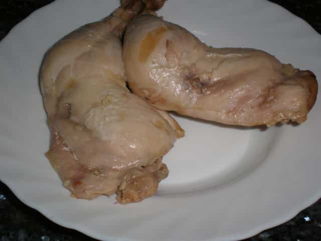 Muslos de pollo hervidos