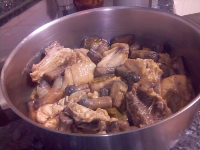 Pollo con rabos de hongos