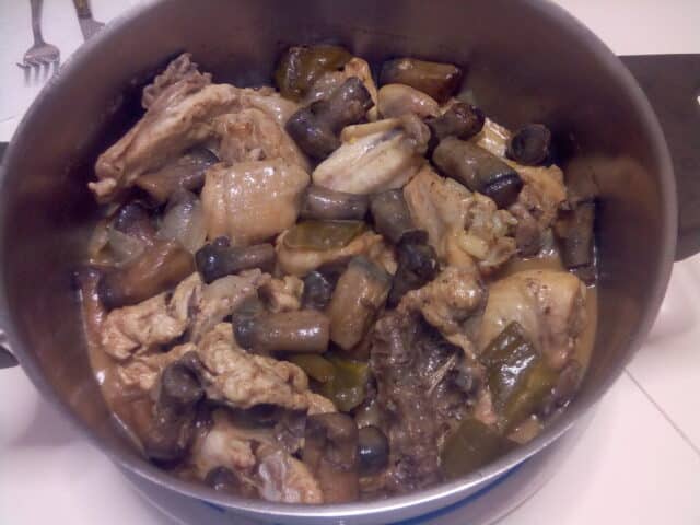 Pollo con rabos de hongos