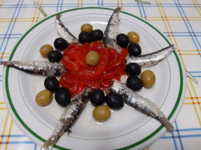 Sardinillas con olivas y pimientos