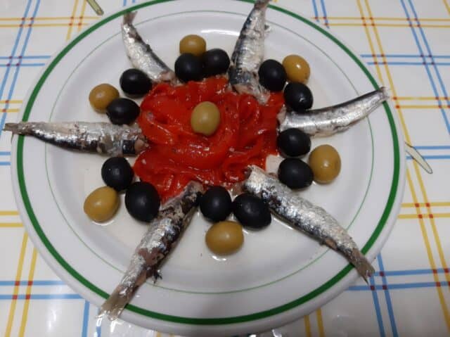 Sardinillas con olivas y pimientos