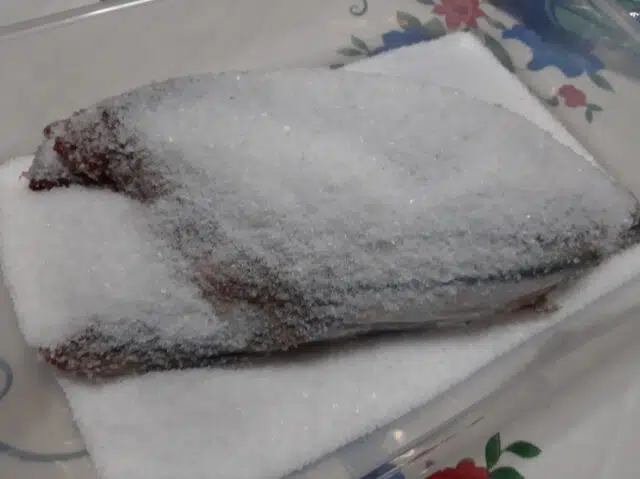 Cubrir el atún con la sal