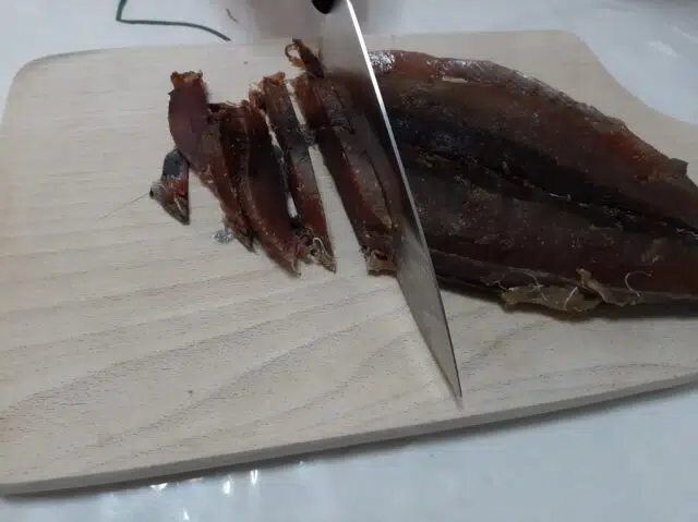 Partir el atún rayado en salazón 
