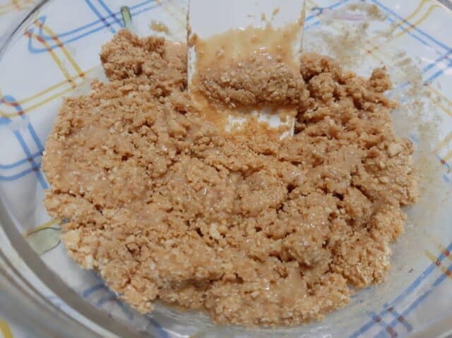 Mezclar el dulce de leche y las galletas