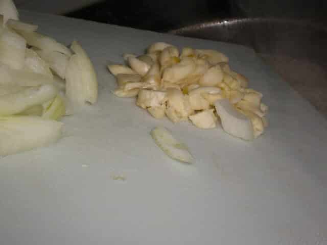 Añadir la cebolla y el ajo