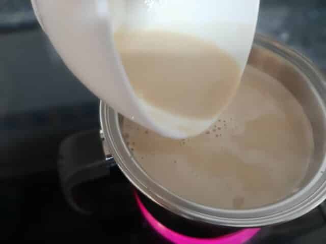 Echar el polvo para natillas