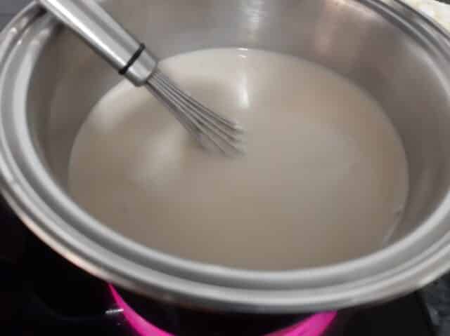 Hervir la leche con la panela