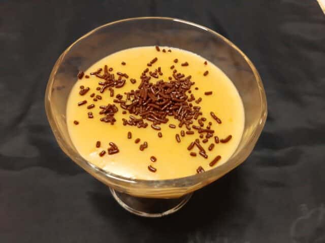 Natillas de vainillas con fideos de chocolate