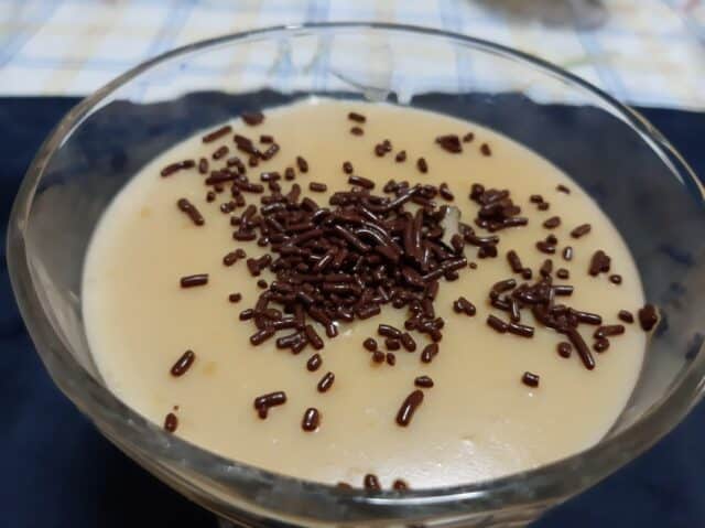 Poner los fideos de chocolate