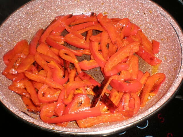 Freír las tiras de pimiento
