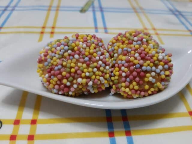 Bolitas de dulce de leche con bolitas de colores 