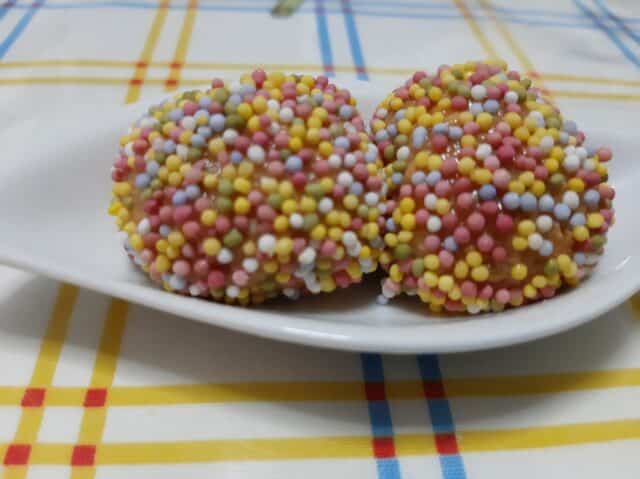 Bolitas de dulce de leche con bolitas de colores