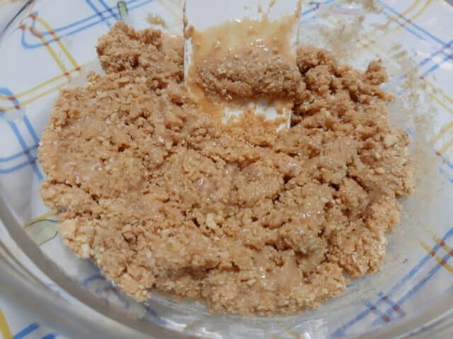 Mezclar el dulce de leche y las galletas