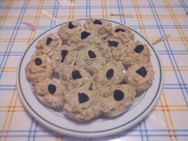 Huevos rellenos con ajo negro