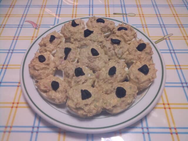 Huevos rellenos con ajo negro