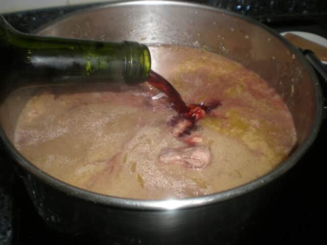 Añadir el vino tinto