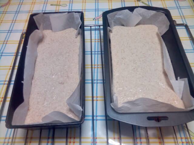 Moldes con la masa para el pan Moldes con la masa para el pan