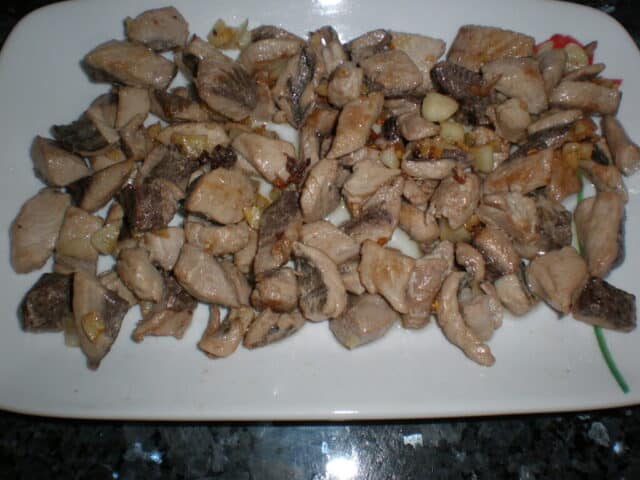 Daditos de atún salteados con ajos