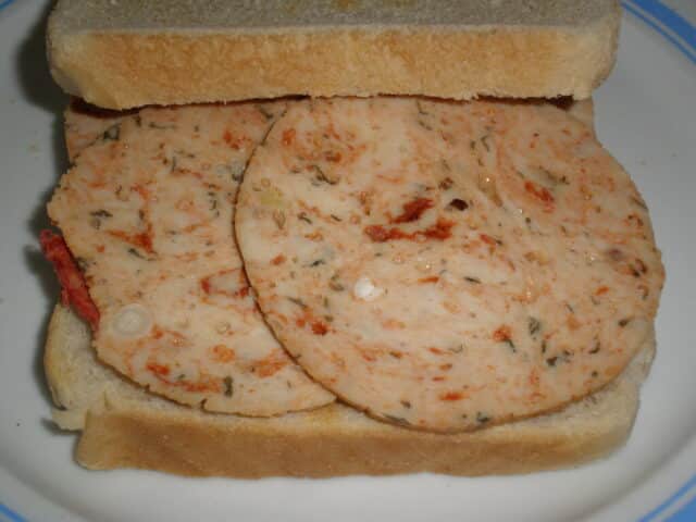 Bocadillo de fiambre casero de pollo y piñones