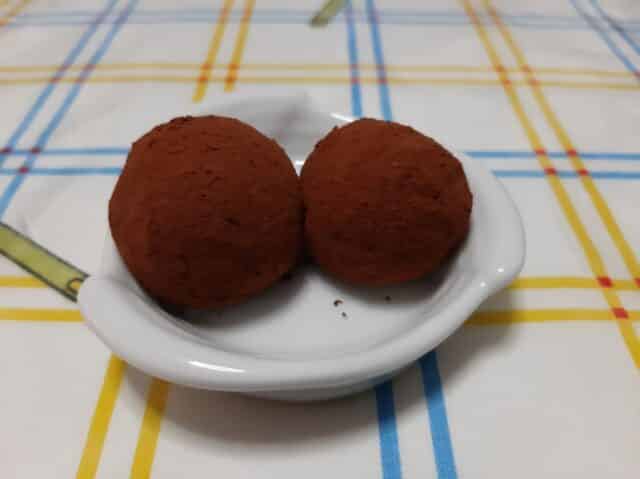 Bolitas de dulce de leche rebozadas en cacao