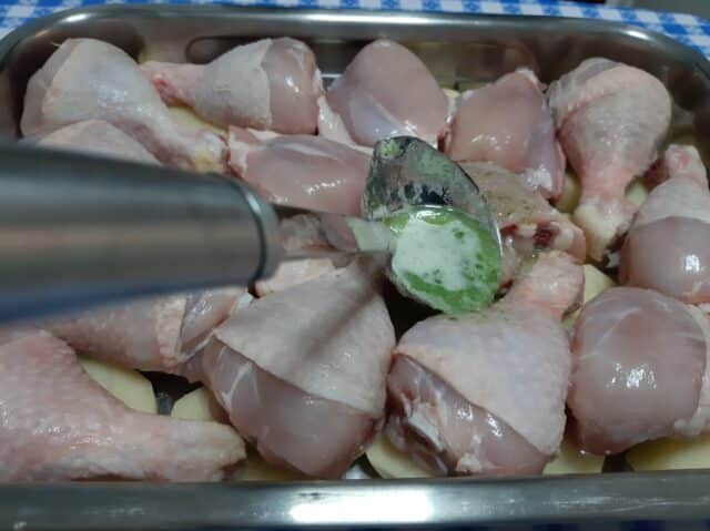 Echar la salsa verde