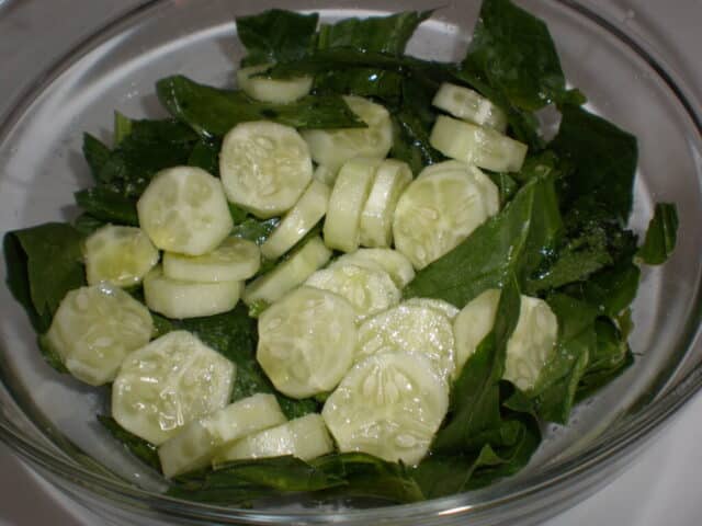 Ensalada de espinacas y centro de pepino