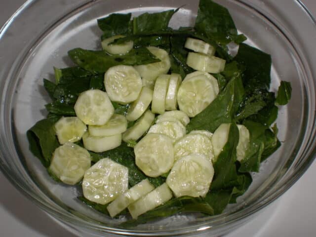 Ensalada de espinacas y centro de pepino