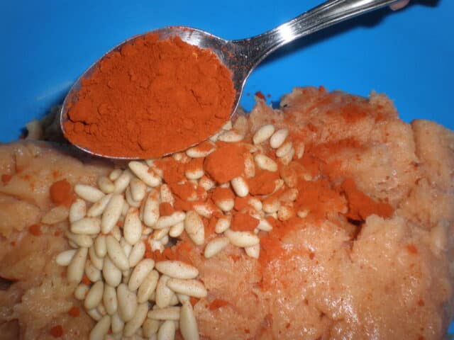 Meter el pimentón dulce