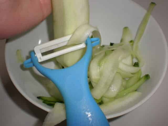 Partir el pepino en tiras