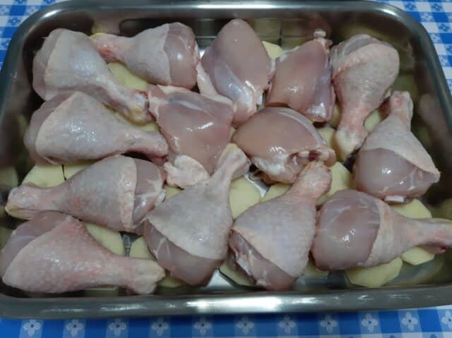 Pollo en cama de papas