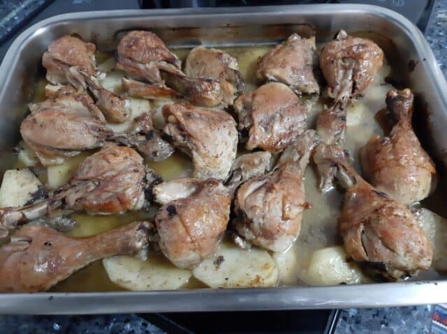Pollo en cama de papas al horno