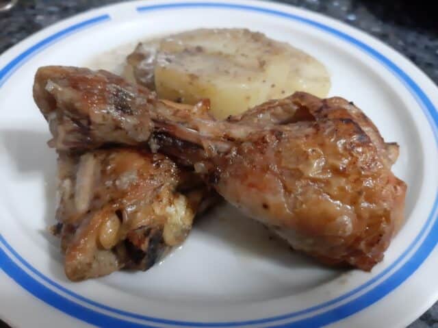 Pollo en cama de papas al horno