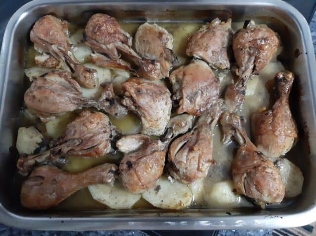 Pollo en cama de papas al horno